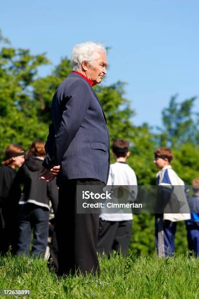 Alt Und Jung Stockfoto und mehr Bilder von Aktiver Senior - Aktiver Senior, Alter Erwachsener, Betrachtung