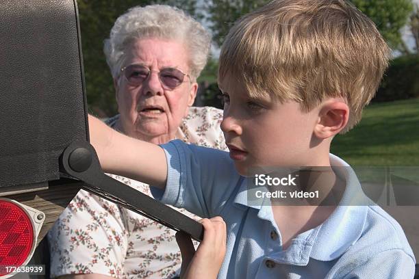 Aiutando Grammy E - Fotografie stock e altre immagini di Bambino - Bambino, Cassetta delle lettere, Donne anziane