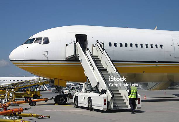 Photo libre de droit de Avion Par La Porte banque d'images et plus d'images libres de droit de Adulte - Adulte, Arrivée, Avion