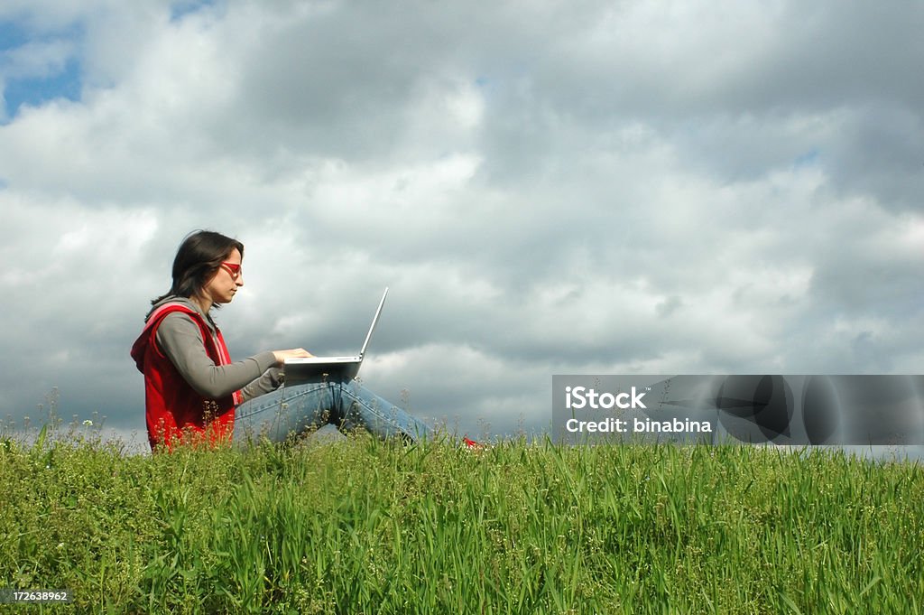 Menina com laptop - Foto de stock de Campo royalty-free