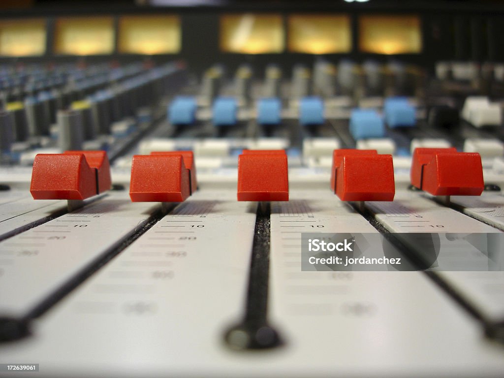 Rosso Faders - Foto stock royalty-free di Hi-Fi