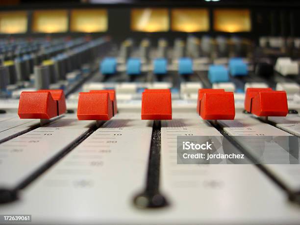 Rosso Faders - Fotografie stock e altre immagini di Hi-Fi - Hi-Fi, Mixer, Musica