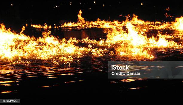 Fuego De Agua Foto de stock y más banco de imágenes de Fuego - Fuego, Mar, Agua