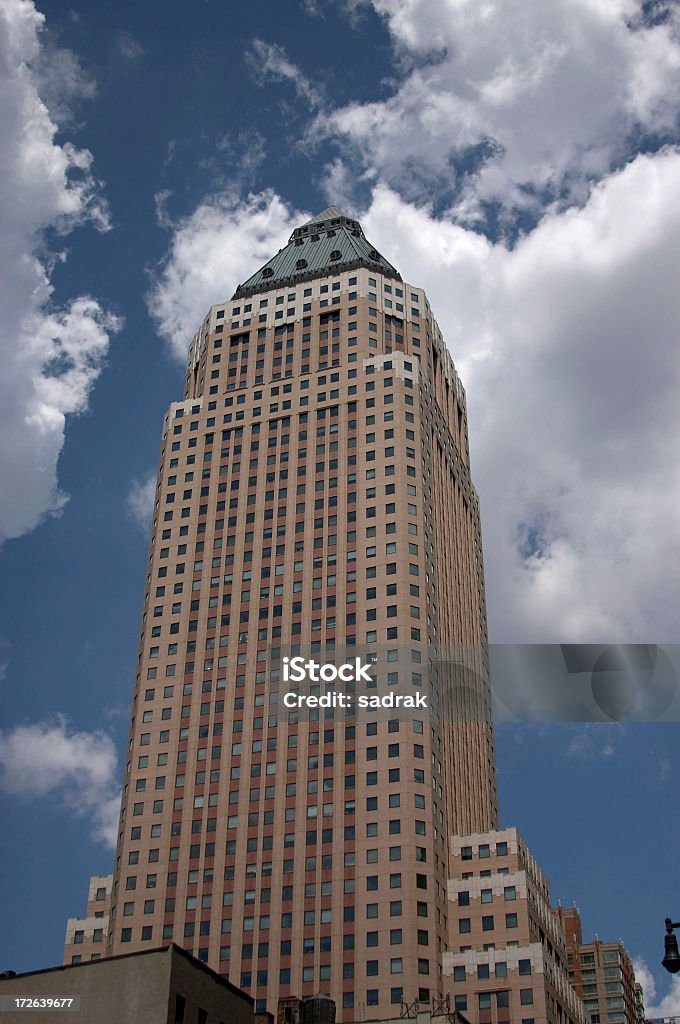Rascacielos en cielo azul - Foto de stock de Arquitectura libre de derechos