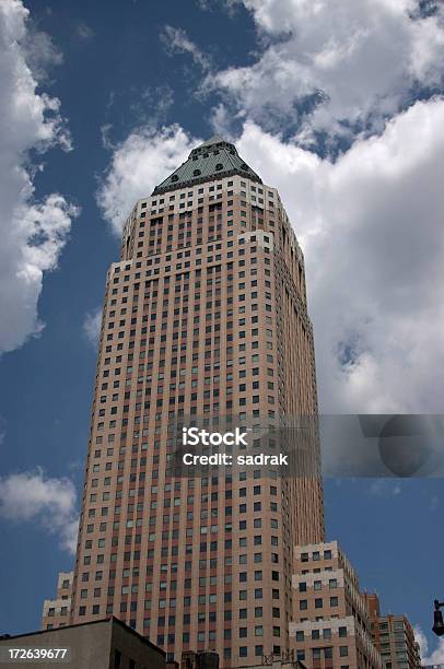 Rascacielos En Cielo Azul Foto de stock y más banco de imágenes de Arquitectura - Arquitectura, Avenida, Azul