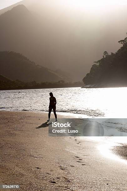 Photo libre de droit de Femme Marche Sur La Plage banque d'images et plus d'images libres de droit de Adolescent - Adolescent, Adulte, Brésil