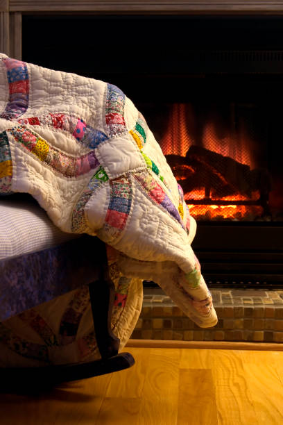 confortable couette - blanket fireplace winter women photos et images de collection