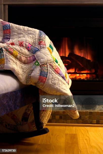 居心地のよいキルト - キルトのストックフォトや画像を多数ご用意 - キルト, 暖炉, 火
