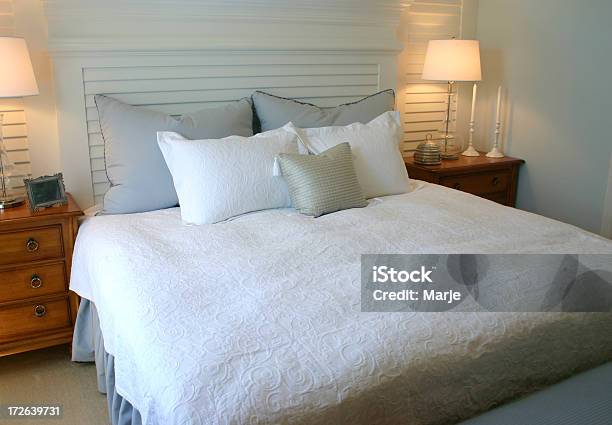 High Key Schlafzimmer Stockfoto und mehr Bilder von Behaglich - Behaglich, Bett, Decke - Bettwäsche