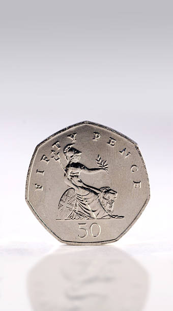 peça de cinquenta pence - fifty pence coin coin british coin number 50 - fotografias e filmes do acervo