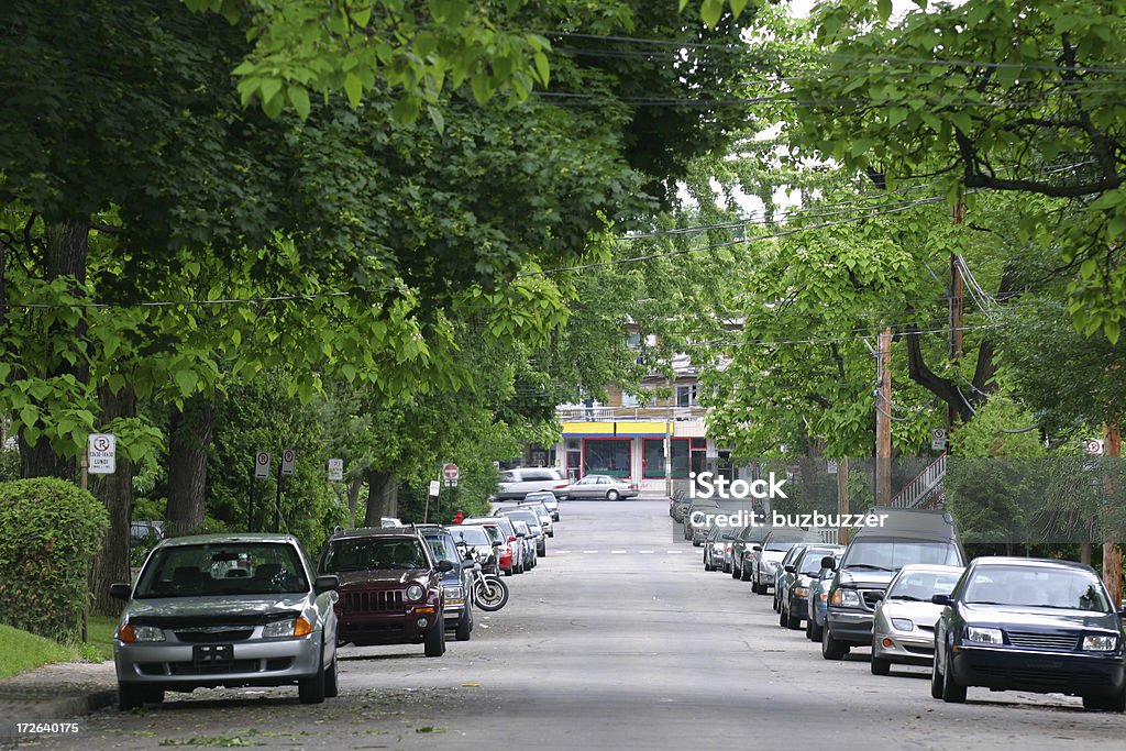 Estacionar autos en la zona residencial street - Foto de stock de Montreal libre de derechos