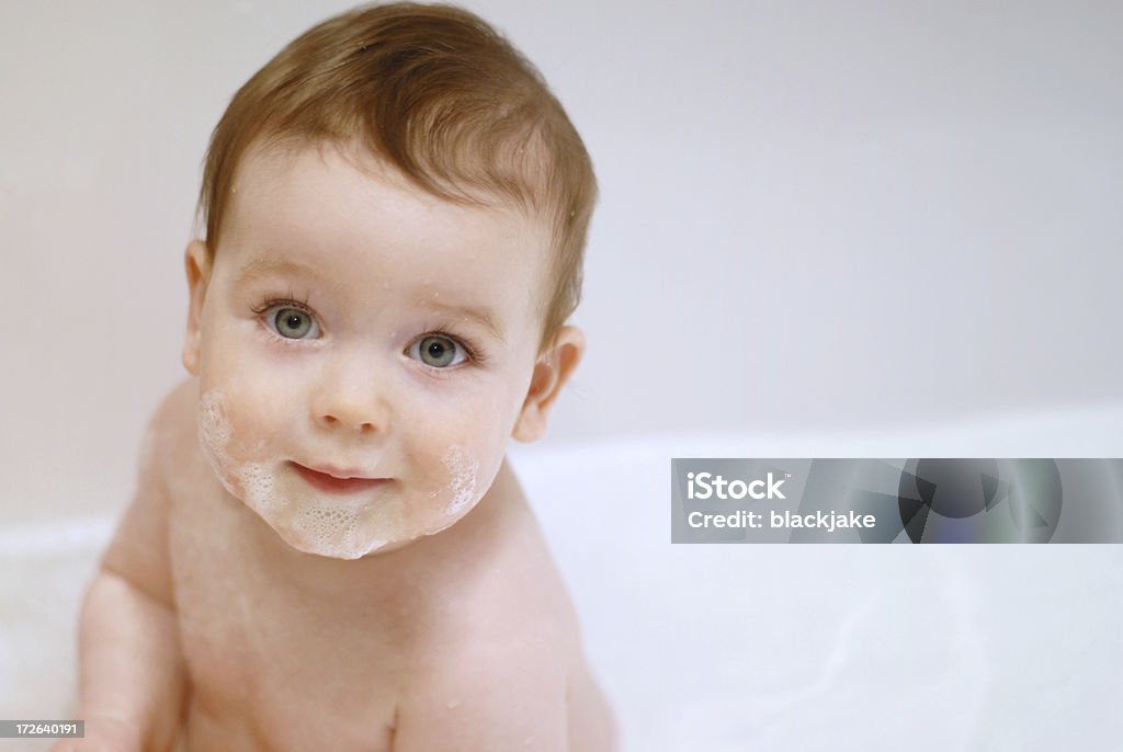 En el baño - Foto de stock de 6-11 meses libre de derechos