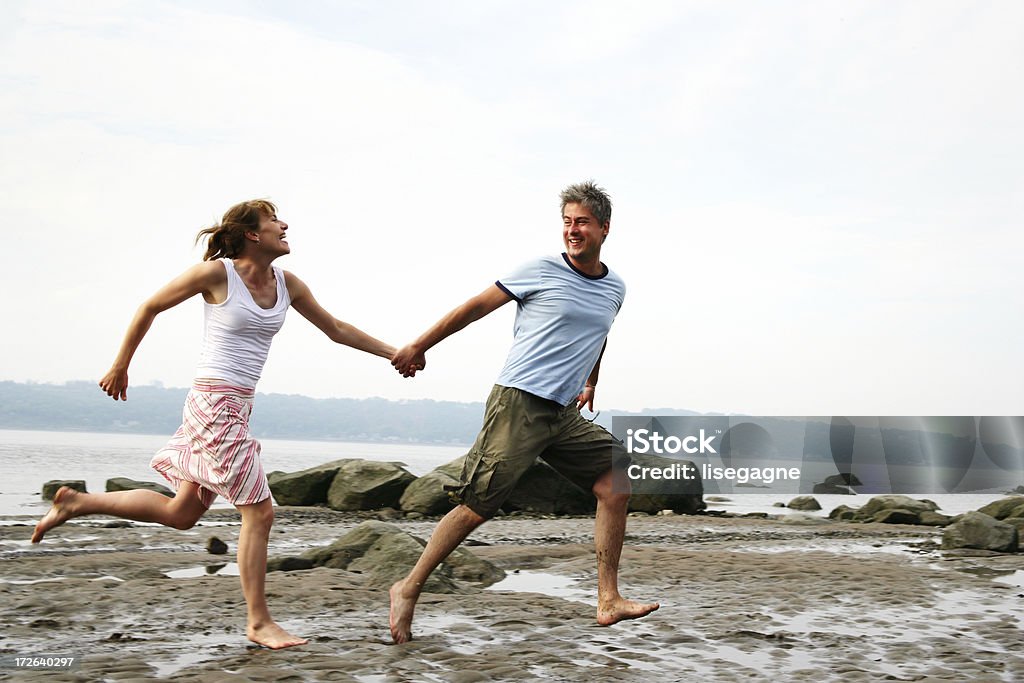 Casal correndo na praia - Foto de stock de Adulto royalty-free