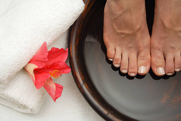 hibiscus pé pamper bowl - manicure pedicure human foot french culture - fotografias e filmes do acervo