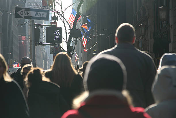 menschenmenge gehen auf der fifth avenue - großgewachsen stock-fotos und bilder