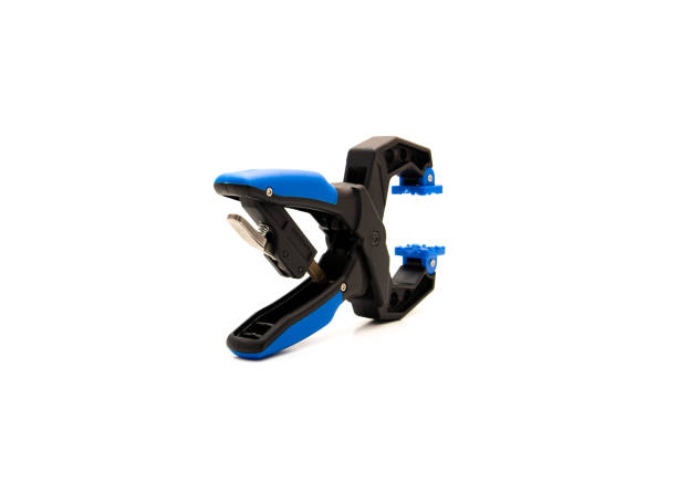 Side view ratcheting hand clamp with adjustable clamping pressure secure workpieces tightly, anti-slip grips, riveted swivel pads stay engaged, pivoting jaws isolated on white background. Woodworking la abrazadera manual de trinquete de vista lateral con presión de sujeción ajustable asegura firmemente las piezas de trabajo, las empuñaduras antideslizantes, las almohadillas giratorias remachadas permanecen enganchadas, las mordazas pivotantes aislad