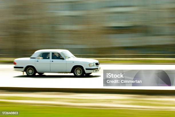 Auto In Movimento - Fotografie stock e altre immagini di Ambientazione esterna - Ambientazione esterna, Attività, Automobile