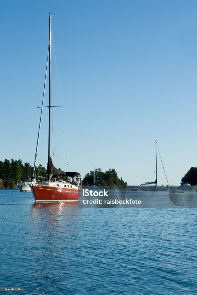 Rouge voilier sur le fleuve Saint-Laurent, Gananoque, Ontario - Photo de Bateau à voile libre de droits