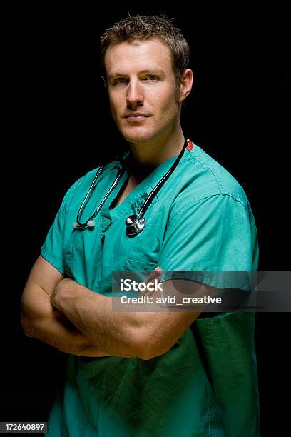 Retrato De Hombre Joven Médico Foto de stock y más banco de imágenes de Doctor - Doctor, Retrato, Fondo negro