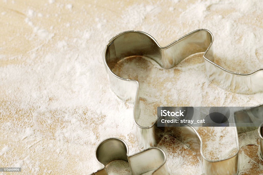 Cortadores de Biscoito na Floured - Royalty-free Boneco de Gengibre Foto de stock