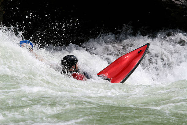 blanco y rojo - kayaking white water atlanta river nature fotografías e imágenes de stock