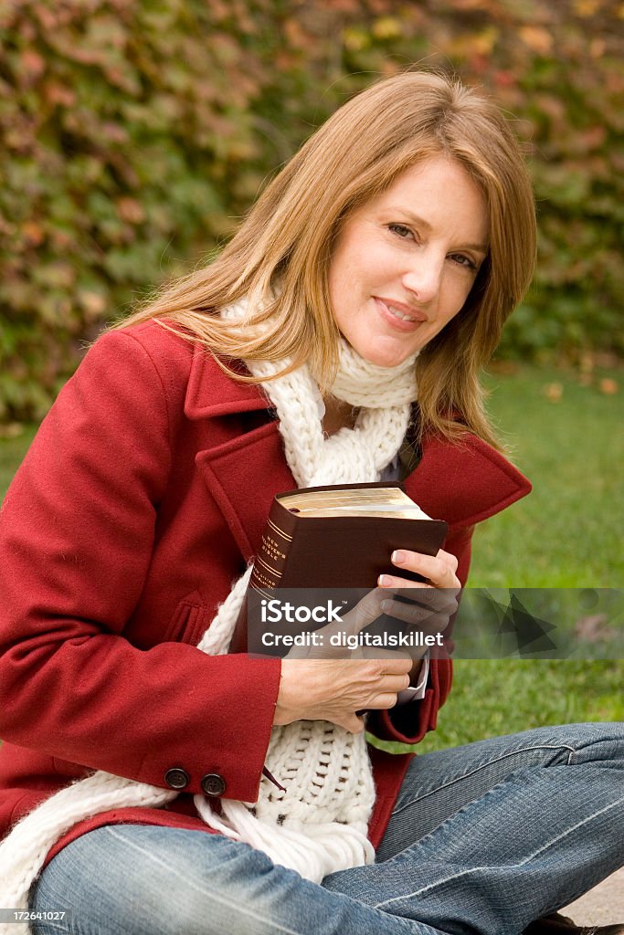 Mulher segurando um livro - Foto de stock de 40-44 anos royalty-free