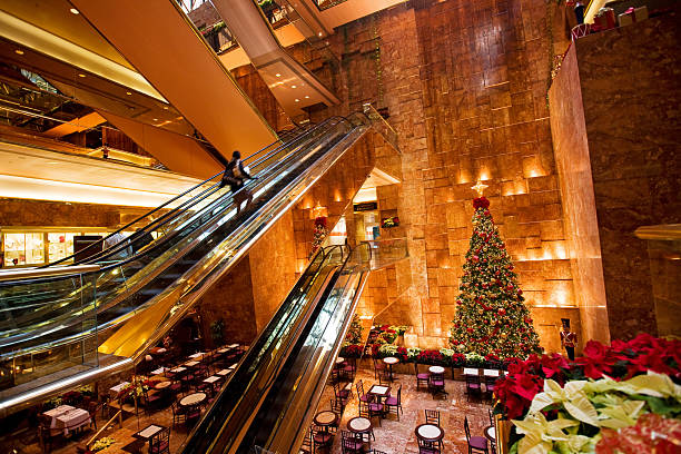 weihnachts-shopping - indoors luxury restaurant store stock-fotos und bilder