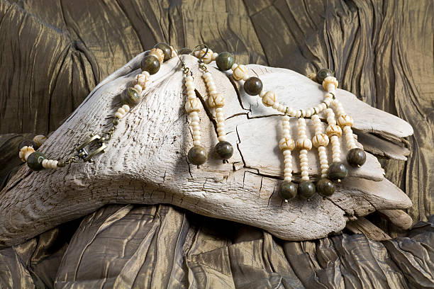 ネックレスとイヤリング - animal bone stone necklace bead ストックフォトと画像