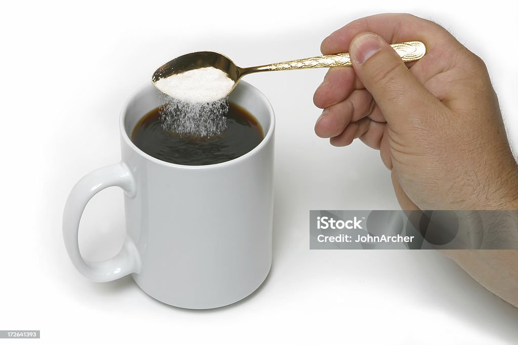 L'aggiunta di zucchero al caffè - Foto stock royalty-free di Zucchero