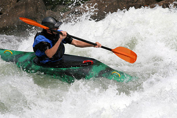 каякер - white water atlanta kayak rapid kayaking стоковые фото и изображения