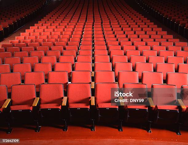 Teatro Rojo Vacío De Estar Foto de stock y más banco de imágenes de Sala de cine - Sala de cine, Asiento, Solitario - Conceptos