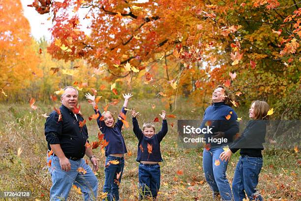 Photo libre de droit de Famille Dans Les Feuilles banque d'images et plus d'images libres de droit de Adulte - Adulte, Automne, Bonheur