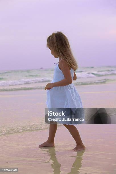 Surfuj Zachód Słońca Plaży - zdjęcia stockowe i więcej obrazów Chodzić po wodzie - Położenie - Chodzić po wodzie - Położenie, Dziecko, Dziewczyny