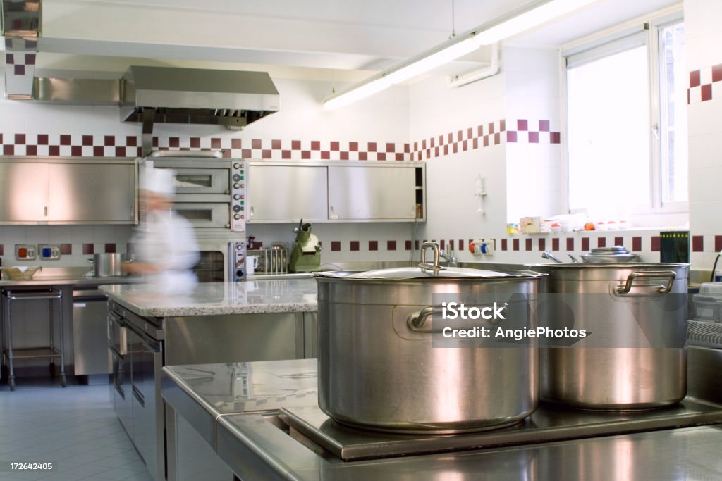 Cocinar en una cocina comercial - Foto de stock de Acero libre de derechos