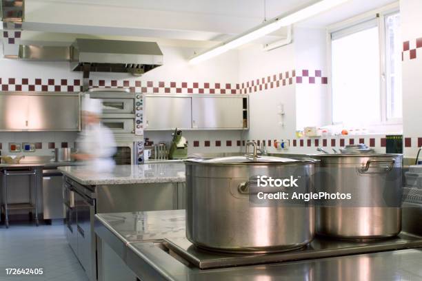 Cocinar En Una Cocina Comercial Foto de stock y más banco de imágenes de Acero - Acero, Alimento, Chef