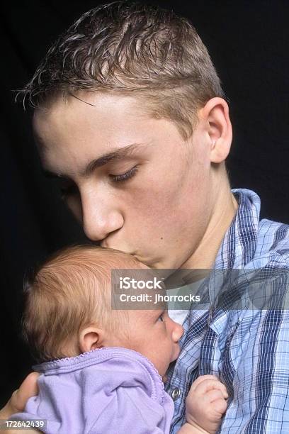Teen Ojciec - zdjęcia stockowe i więcej obrazów Nastoletni chłopcy - Nastoletni chłopcy, Niemowlę, 18-19 lat