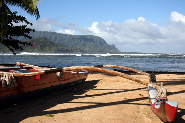 istock Na Pali Coast, North Kaua'i and catamaran 172642524