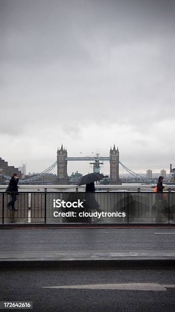 Foto de Atravesse A Ponte De Londres e mais fotos de stock de Capitais internacionais - Capitais internacionais, Chuva, Cultura Britânica