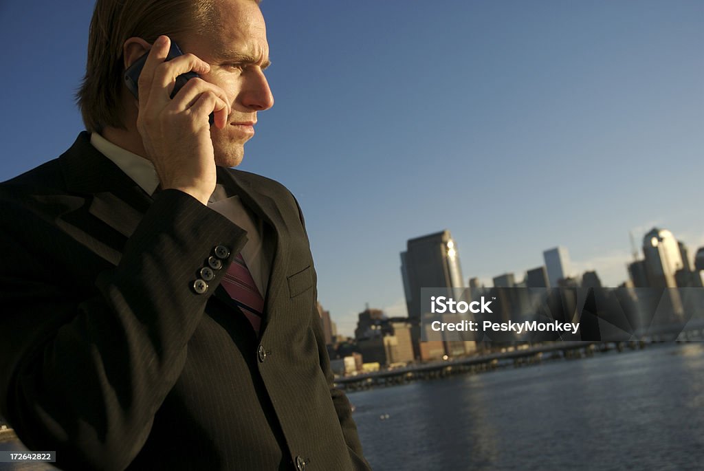 Sérieux Homme d'affaires l'écoute sur téléphone Mobile à l'extérieur sur la ville - Photo de Adulte libre de droits