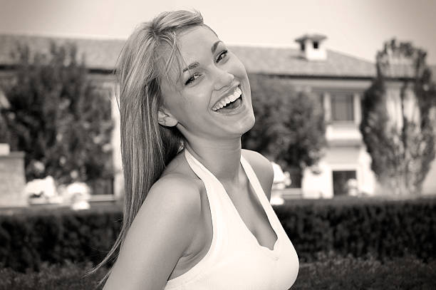 幸せな若い女性 - hf7 ストックフォトと画像