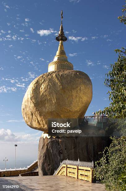 Kyaiktiyo Boulder Ступа — стоковые фотографии и другие картинки Без людей - Без людей, Буддизм, Вертикальный