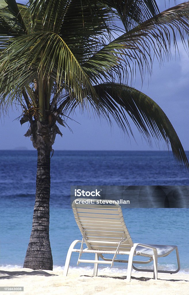 Lone стул на карибском пляже - Стоковые фото Без людей роялти-фри
