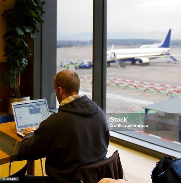 Trabalhar Em Viagem - Fotografias de stock e mais imagens de Aeroporto - Aeroporto, Computador Portátil, Avião
