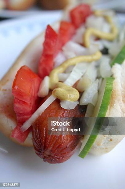 Hotdog In Un Piatto - Fotografie stock e altre immagini di Alla griglia - Alla griglia, Cetriolo, Cibi e bevande
