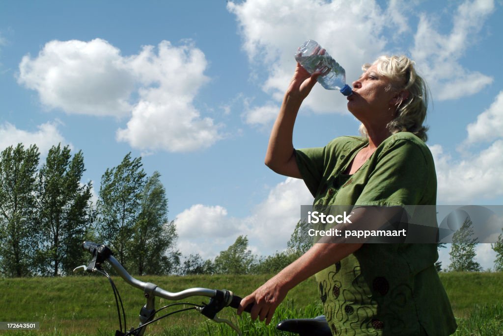 Senior Frau trinkt Wasser aus einer bottle1 - Lizenzfrei 60-69 Jahre Stock-Foto