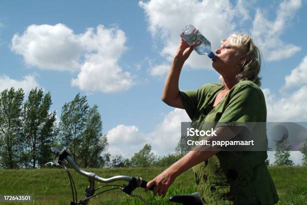 Senior Frau Trinkt Wasser Aus Einer Bottle1 Stockfoto und mehr Bilder von 60-69 Jahre - 60-69 Jahre, Aktiver Lebensstil, Aktiver Senior