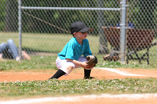 liga juvenil boy - baseball base conspiracy small fotografías e imágenes de stock