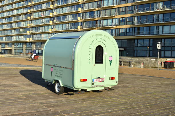 plage d’ostende en automne chariot de crème glacée - motor home park camping luxury photos et images de collection