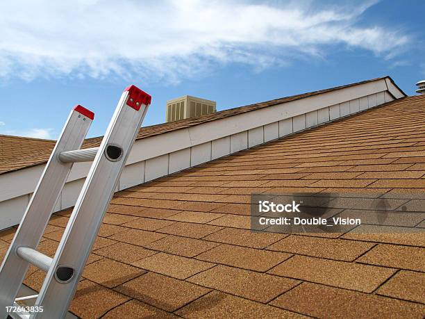 Vista Sul Tetto Con Scala Reddish Fuoco Di Santantonio - Fotografie stock e altre immagini di Tetto