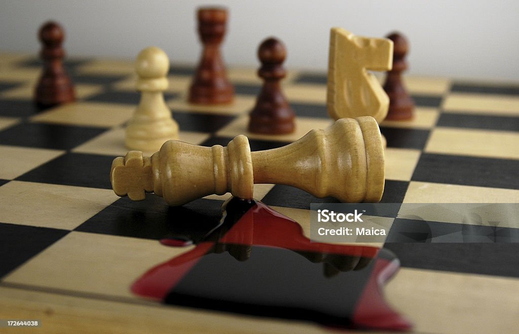 Вне игры - Стоковые фото Шахматный король роялти-фри